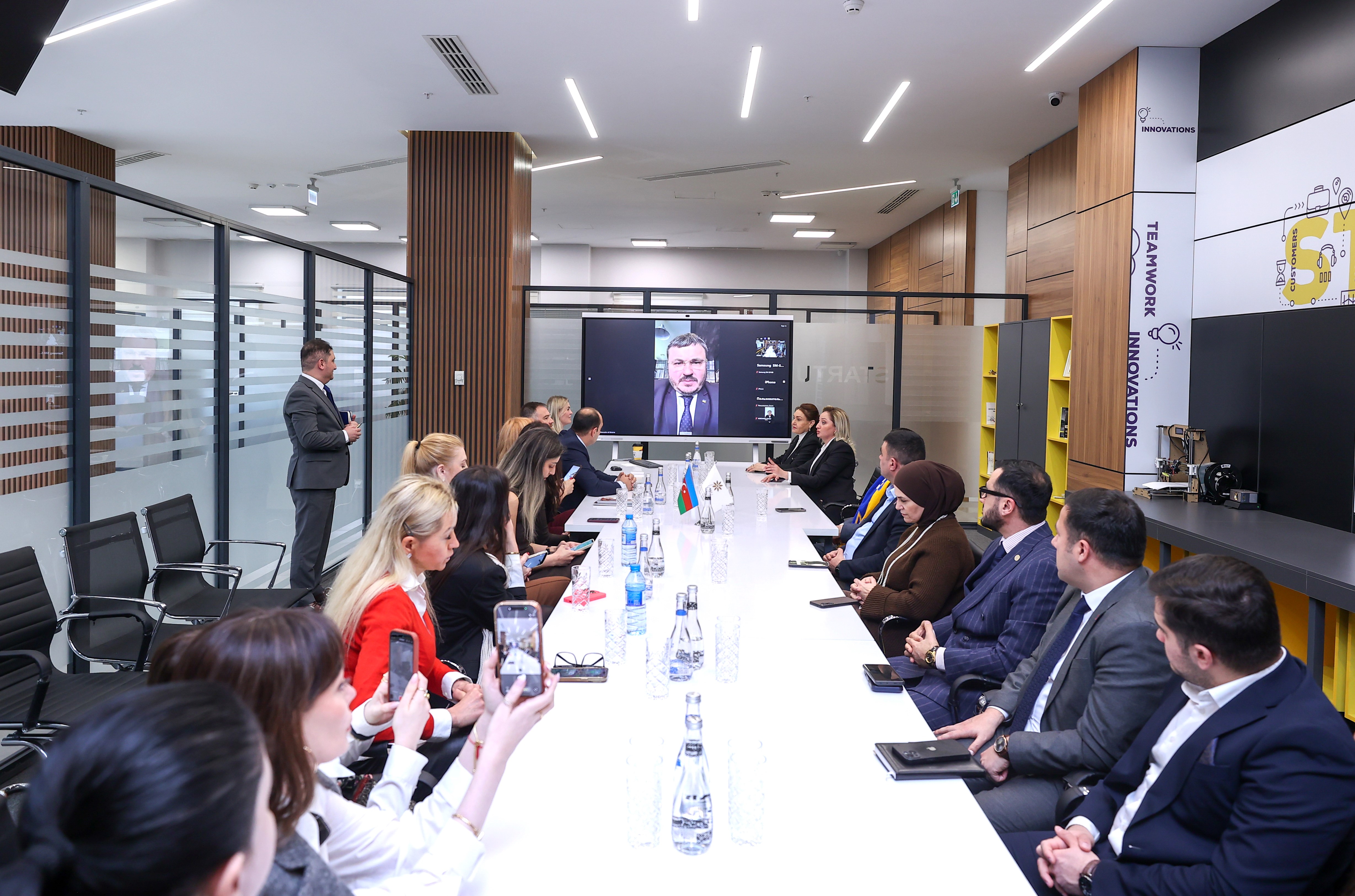 Организован круглый стол с участием бизнес-кругов Азербайджана и Украины